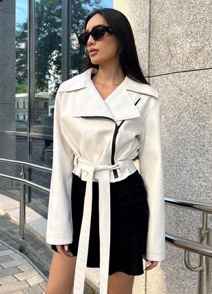 Коротка кожанка в білому кольорі (еко-шкіра)