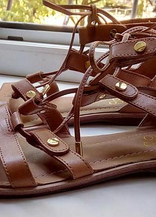 Стильні нові шкіряні босоніжки зі шнурівкою franco sarto.