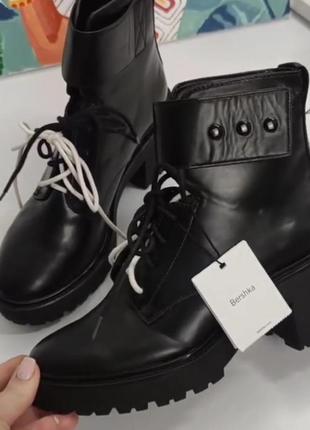 Чорні черевики на низькому квадратному каблуці з білими шнурками
