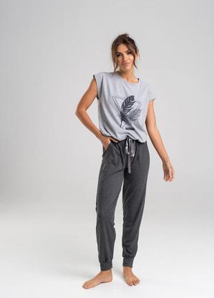 Комплект со штанами и футболкой-перышки