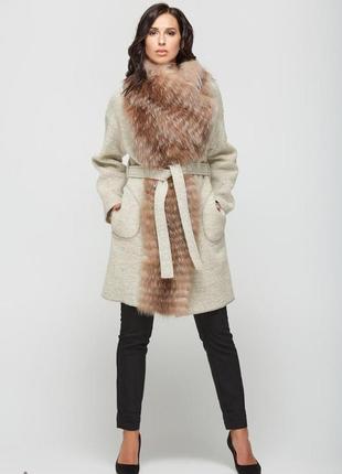 Красиве жіноче зимове пальто з хутряною обробкою