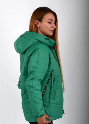 Демисезонная женская куртка из плащевки зеленого цвета