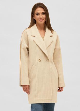 Красивое женское демисезонное пальто оверсайз бежевого цвета