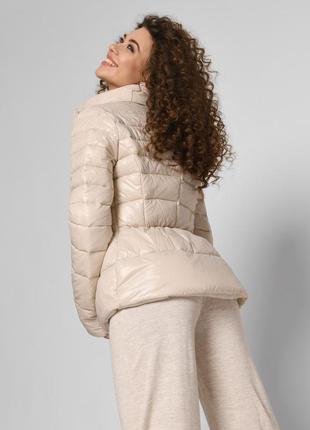 Женская приталенная демисезонная куртка бежевого цвета