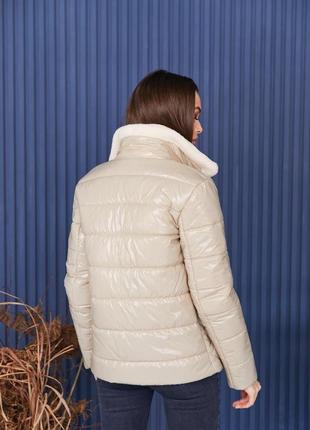 Демисезонная женская лаковая куртка с овчиной7 фото