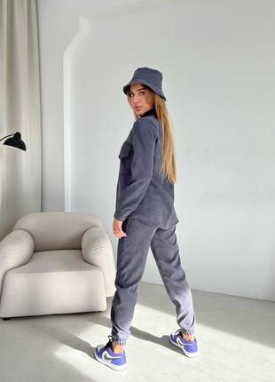 Женский прогулочный спортивный костюм велюровый с рубашкой чёрный серый лиловый малиновый хаки джогеры8 фото