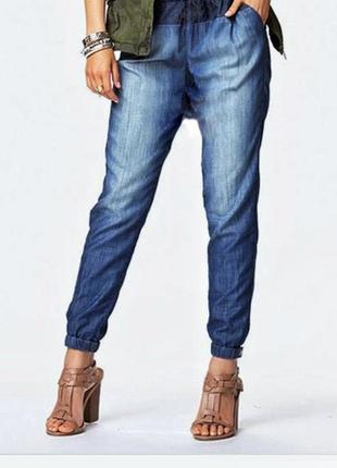 Классные голубые джинсы джогеры с высокой посадкой внизу на резинках бренда redial jeans