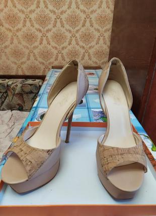 Продам шкіряні бежеві туфлі на високому каблуці