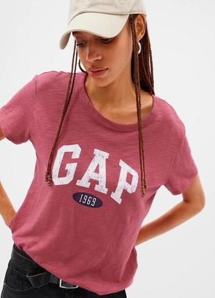 Женская футболка gap с логотипом