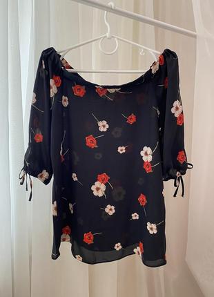 Блуза з відкритими плечима в квіти