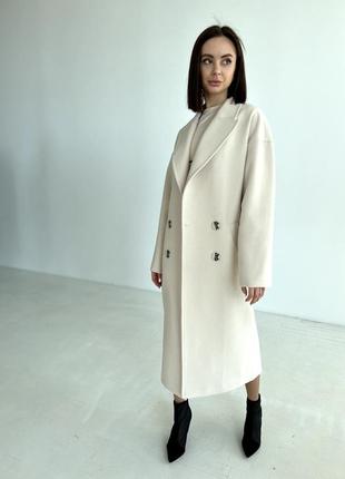 Шикарное демисезонное женское длинное пальто молочного цвета7 фото