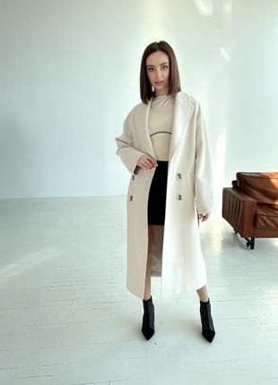 Шикарное демисезонное женское длинное пальто молочного цвета10 фото