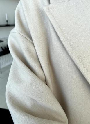 Шикарное демисезонное женское длинное пальто молочного цвета8 фото