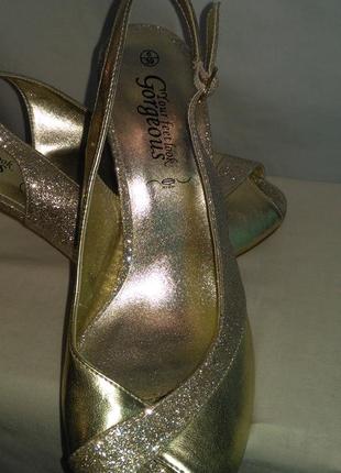 Дуже класні фірмові стильні босоножечки