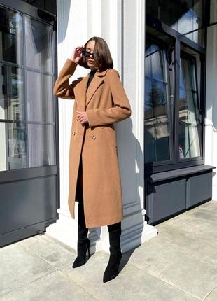 Зимнее женское утепленное длинное двубортное пальто