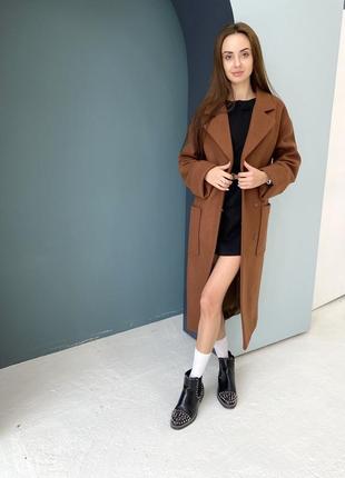 Женское базовое длинное демисезонное пальто с поясом9 фото