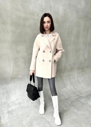 Модное демисезонное короткое кашемировое пальто молочного цвета7 фото