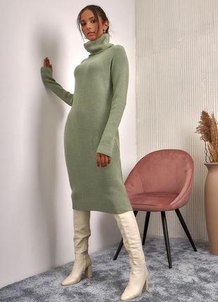 Стильное вязаное платье-свитер оливкового цвета. модель 2412 trikobakh. размер ун 42-52