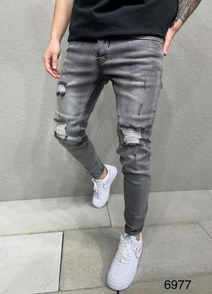 Сірі чоловічі джинси зауженые до низу класичні з потертостями і дирками на колінах3 фото