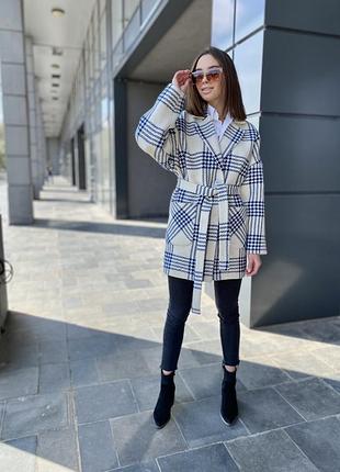 Актуальное брендовое демисезонное шерстяное пальто в клетку