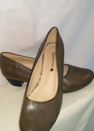 Шикарні туфлі для гарної жінки