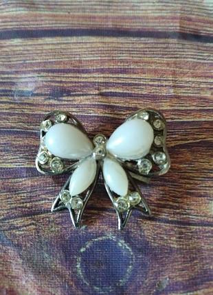 Винтажная маркированная брошь, брошка с белыми камнями и стразами в виде бантика, дёшево, оплата на карту