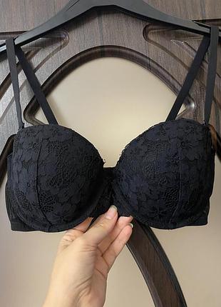 Шикарний, ажурний, бюстгалтер, чьорного кольору.