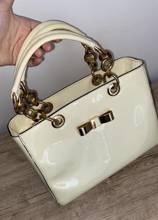 Біла лакова сумка
