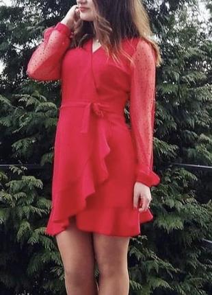 Красива червона сукня за пазах