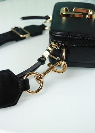 Marc jacobs small camera bag black жіноча міні сумочка марк джейкобс чорна червона всередині женская черная мини сумка с ремешком красной подкладкой6 фото