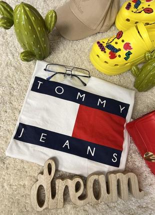 Стильная белая футболка с принтом t o m m y  h i l f i g e r