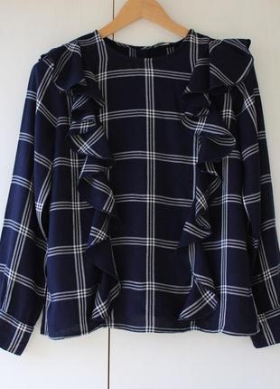 Стильна блуза в клітку з вертикальними рюшами
