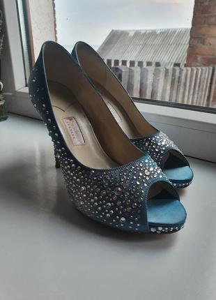 Туфлі з відкритим носиком. rainbow couture