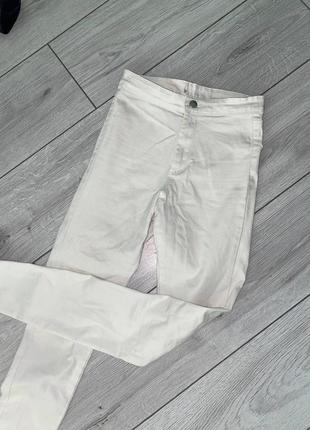 Білосніжні джинси bershka