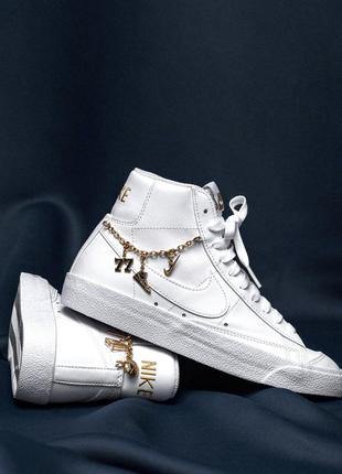 Nike wmns blazer lucky charms white новинка трендові високі білі кросівки найк блейзер з підвіскою белые высокие женские кроссовки с золотой подвеской