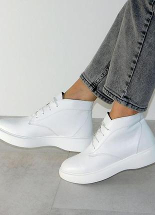Стильные кожаные белые ботиночки женские демисезон