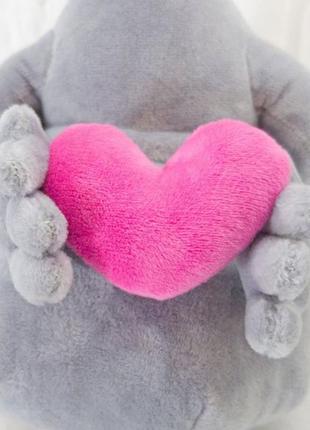 М'яка іграшка ждун із серцем 21 см сірий2 фото