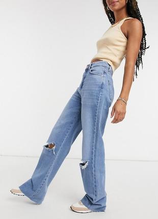 Рванные джинсы mom