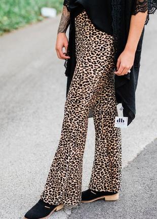 Актуальні брюки-лосіни кльош леопард/штани1 фото