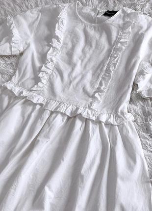 Біле плаття prettylittlething з рюшів8 фото