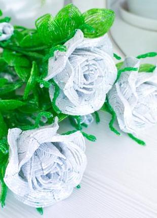 Белые розы из бисера. цветы из бисера. букеты из бисера
