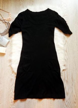 Черное вязанное короткое платье с вырезом декольте рукавами карманами длинный свитер