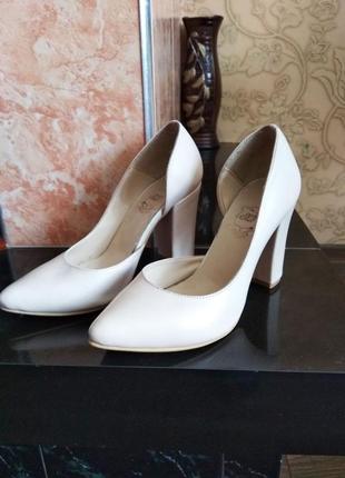 Туфлі шкіряні на каблуку