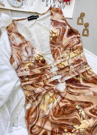 Вечернее принтованое платье мини с глубоким декольте3 фото