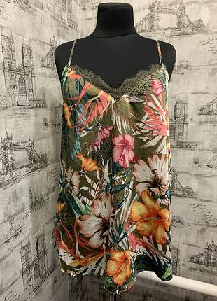 Зелена в квітах майка з кружевом