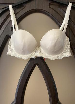 Шикарний, базовий, ажурний, бюстгалтер, світло молочного кольору.