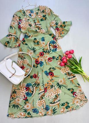 Фисташковое платье миди на запах в цветочный принт1 фото