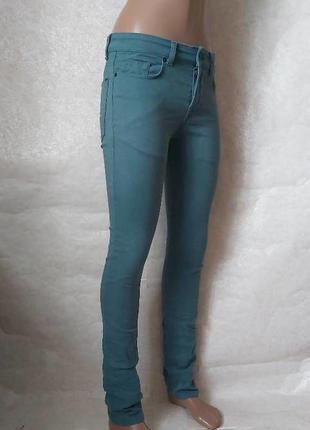 Новые стильные джинсы узкачи скинни в сдержаном зелёном цвете, размер с-м3 фото