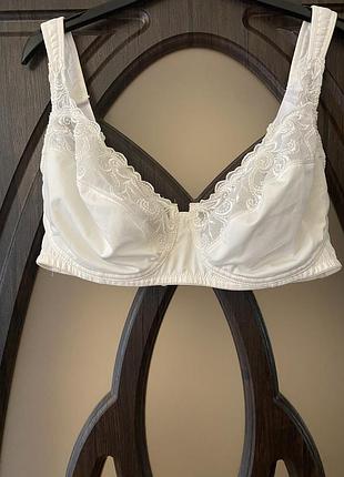 Шикарний, ажурний, бюстгалтер, світло молочного кольору, без кісточьок.