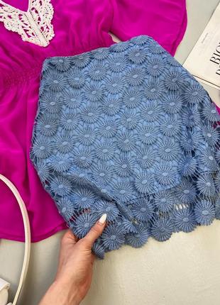 Кружевная женская юбка мини голубого цвета3 фото